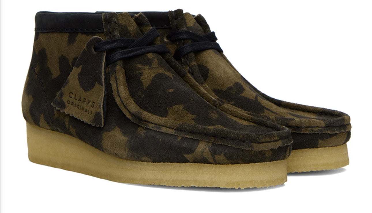 CLARK ORIGINALS Wallabee Boots Black/Khaki Floral