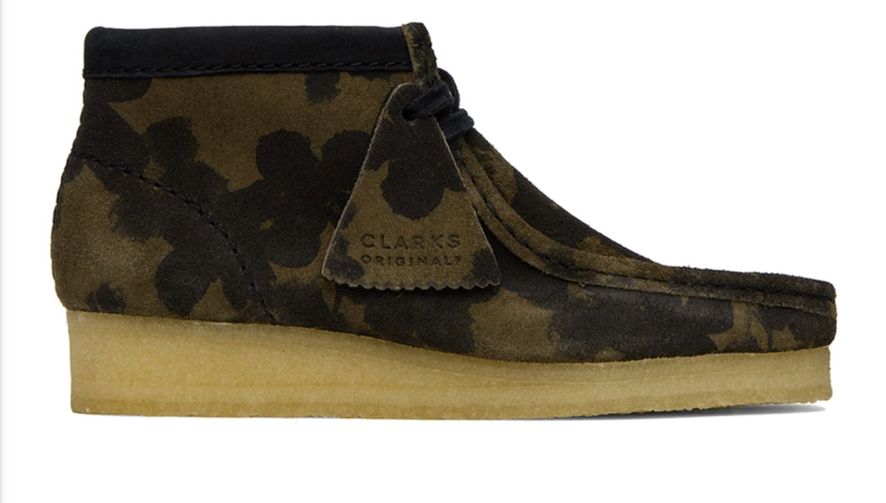 CLARK ORIGINALS Wallabee Boots Black/Khaki Floral